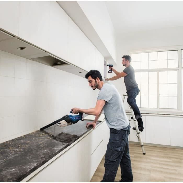 Deux hommes travaillent sur l’installation d’un plan de travail de cuisine avec Bosch