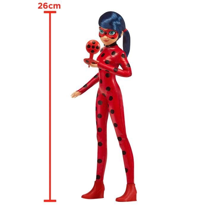 BANDAI - Miraculous Ladybug - Poupée mannequin 26 cm - Ladybug avec son téléphone - Nouveau costume effet vinyle