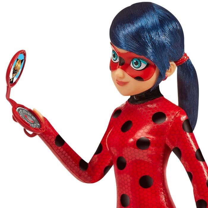 BANDAI - Miraculous Ladybug - Poupée mannequin 26 cm - Ladybug avec son téléphone - Nouveau costume effet vinyle