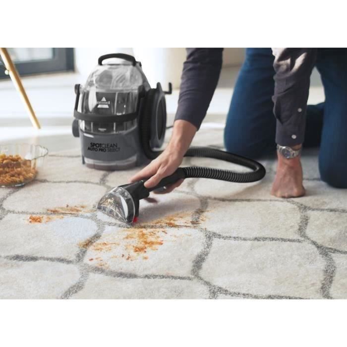 Aspirateur portable BISSELL SpotClean Auto Pro sur un tapis à motifs