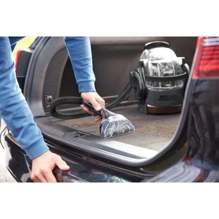 Accessoire d’aspirateur à main BISSELL SpotClean Auto Pro utilisé pour nettoyer un coffre de voiture