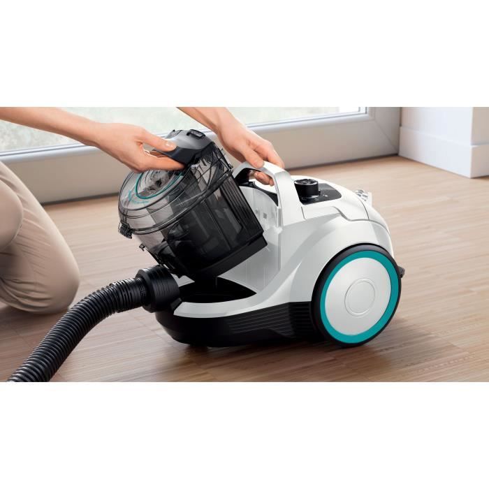 Aspirateur BOSCH GX21, sans sac, avec filtre UltraAllergie sur un sol en bois