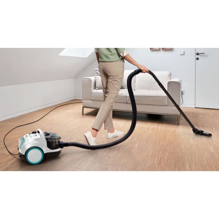 Aspirateur traîneau BOSCH GX21 sur sol en bois avec filtre UltraAllergie