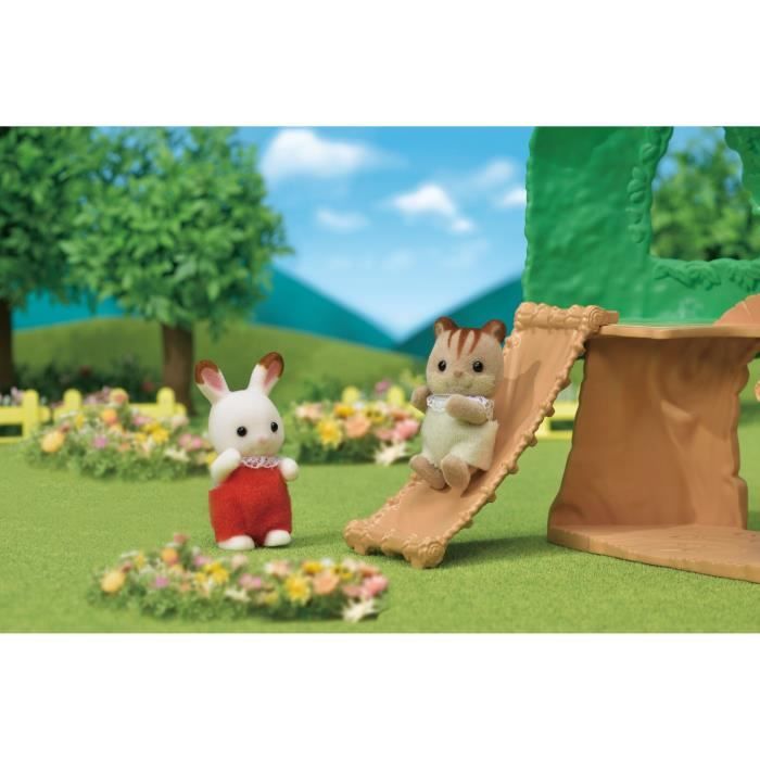 Figurines miniatures Sylvanian Families d’un lapin et un écureuil sur un toboggan