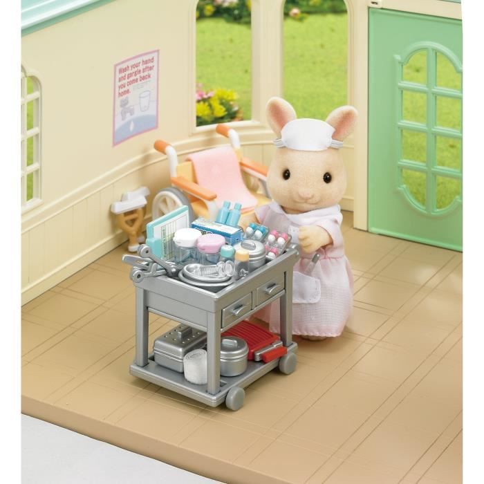 Figurines miniatures - SYLVANIAN FAMILIES - L’infirmiere et accessoires pour soigner et nourrir les patients