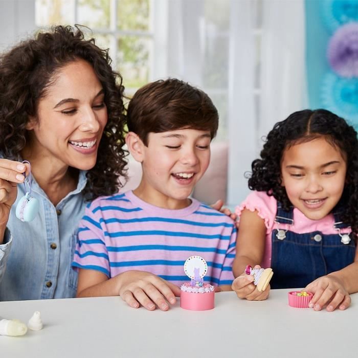 Une famille savoure des cupcakes avec le kit de décoration Jeu Culinaire - EPOCH 32332