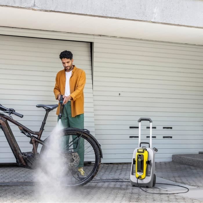 Personne lavant un vélo avec le Nettoyeur mobile moyenne pression KARCHER OC 6-18