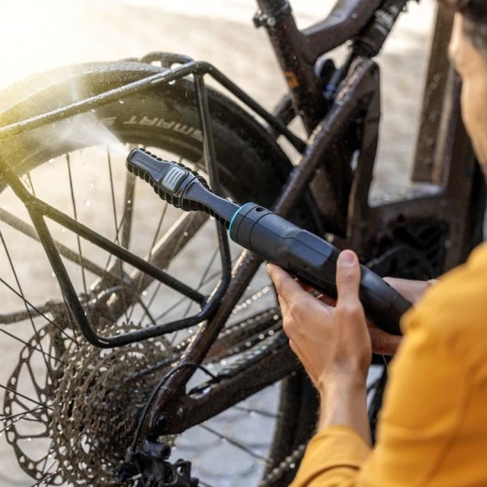 Pompe à vélo portable utilisée pour gonfler un pneu avec Karcher Nettoyeur mobile