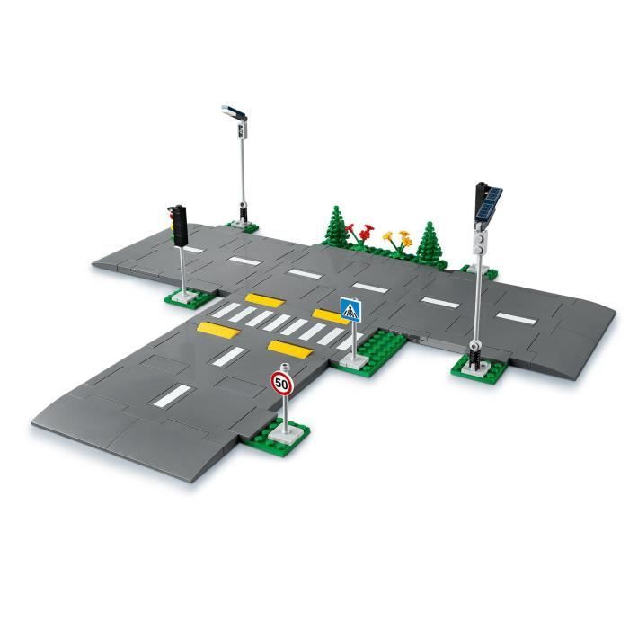 LEGO City 60304 Intersection a assembler Jeu construction ville avec panneaux et routes a imbriquer pour garçon ou fille