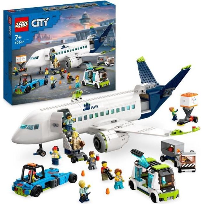 LEGO City 60367 L’Avion de Ligne Jouet avec Bus de l’Aéroport Remorqueur Camion a Bagages et 9 Minifigurines