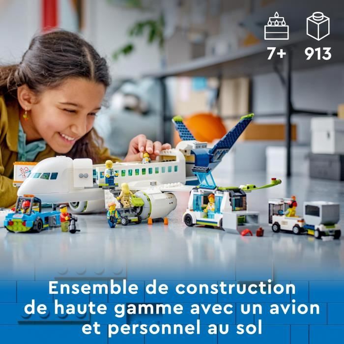 LEGO City 60367 L’Avion de Ligne Jouet avec Bus de l’Aéroport Remorqueur Camion a Bagages et 9 Minifigurines