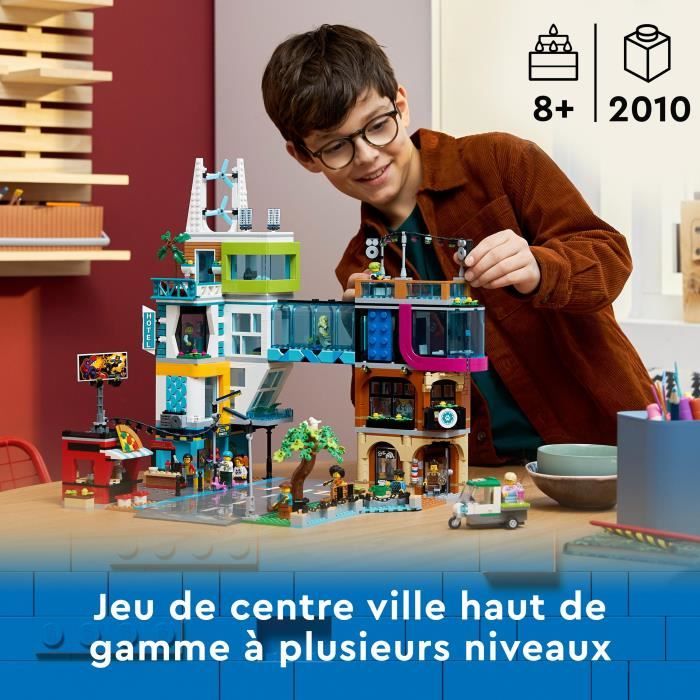 LEGO City 60380 Le Centre-Ville Jouet de Maquettes avec Salon de Coiffure Vétérinaire et Hôtel