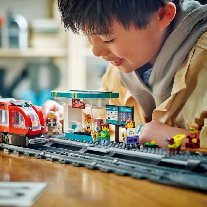 LEGO City 60423 Le tramway et la station du centre-ville véhicule pour enfants des 7 ans