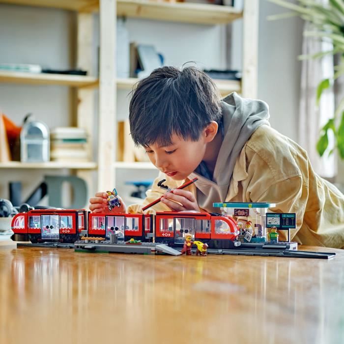 LEGO City 60423 Le tramway et la station du centre-ville véhicule pour enfants des 7 ans