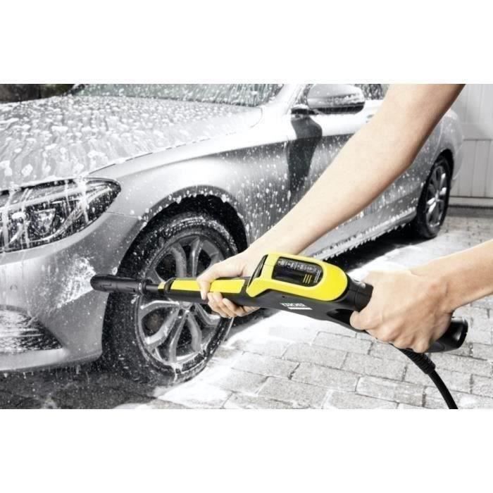 Nettoyeur haute pression Karcher K5 Premium Power Control nettoyant une roue et la carrosserie d’une voiture