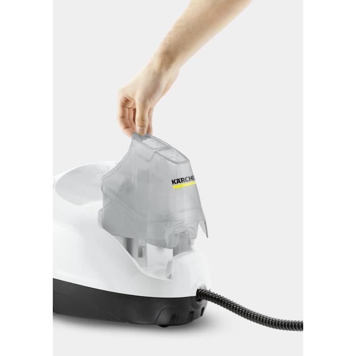 Image d’un Nettoyeur Vapeur Karcher SC 4 avec une serge blanche en cours de fixation