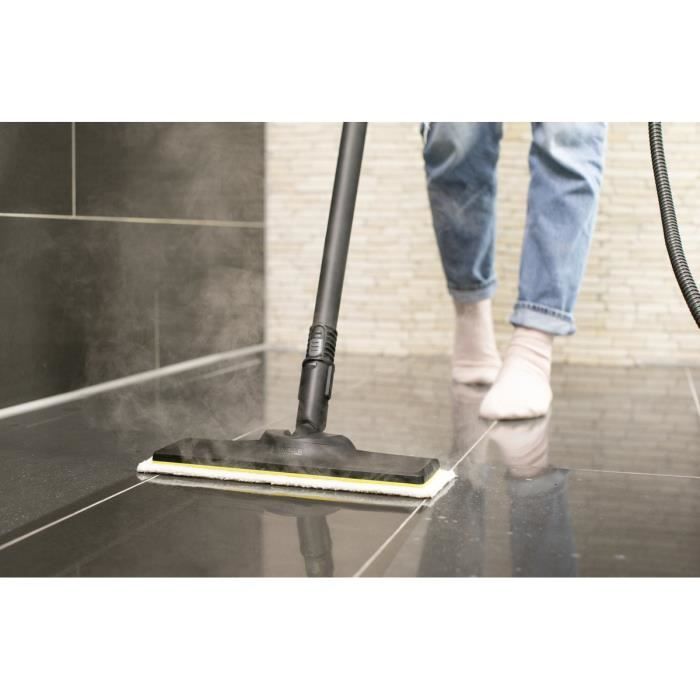 Mop à vapeur Karcher SC 4 Easy Fix utilisé sur un sol carrelé, élimine virus