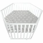 Box per bambini ROBA LITTLE STARS Hegaxonal - Altezza regolabile - Rivestimento imbottito - Ruote frenanti - Legno laccato bianco - Motivo a stelle