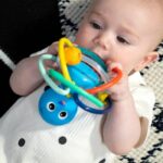 BABY EINSTEIN Ocean Explorers Opus' Shake & Soothe Massaggiagengive, giocattolo e sonaglio, dalla nascita - immagine 2