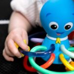BABY EINSTEIN Ocean Explorers Opus' Shake & Soothe Massaggiagengive, giocattolo e sonaglio, dalla nascita - immagine 4