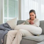 doomoo Buddy Cuscino per maternità e allattamento - Comfort ottimale per mamma e bambino, Puntini Argento - immagine 4
