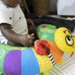 Cuscino attività multisensoriale per giocare sulla pancia - BABY EINSTEIN - Cal-a-Pillow - Bambini da 0 mesi in su - immagine 6
