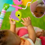 BRIGHT STARTS Sdraietta Pink Paradise, Vibrazioni rilassanti, Giochi interattivi, Dalla nascita - immagine 6