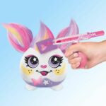 Canal Toys - Airbrush Plush - Mini peluche Hair'iffic da acconciare e decorare con pennarelli - AIR 038 - Modello di peluche casuale - immagine 3