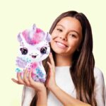 Peluche unicorno aerografo che si illumina al buio da personalizzare - Peluche Spray Art con punte in feltro e stencil - OFG 274 - Canal Toys - immagine 6