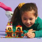 LEGO | Disney 43261 Casa Encanto in miniatura - Gioco creativo per ragazze dai 5 anni in su - immagine 3