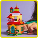 LEGO | Disney 43261 Casa Encanto in miniatura - Gioco creativo per ragazze dai 5 anni in su - immagine 6