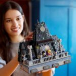 LEGO Wednesday 76781 La camera da letto di Wednesday e Enid - Regalo Nevermore e 4 mini-doll - immagine 3