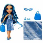 Rainbow High Swim & Style - Bambola fashion snodabile 27 cm - Skyler (Blu) - Costume da bagno + Pareo - da 4 anni - immagine 3