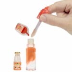 Yummiland - 1 bambola da 10 cm e un lucidalabbra scintillante da creare - Piper - Goût Pêche - Dai 4 anni in su - immagine 2