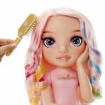 Rainbow High - Testina per acconciature Bella - 33 cm - Colora unghie e capelli - Usa i prodotti per te - Dai 4 anni in su - immagine 2