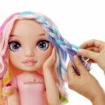 Rainbow High - Testina per acconciature Bella - 33 cm - Colora unghie e capelli - Usa i prodotti per te - Dai 4 anni in su - immagine 3