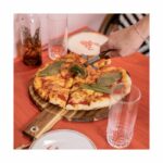 Set per pizza - LIVOO - MES158 - Legno di acacia - 30 x 45 cm - 1 taglia pizza - Manico con foro per appendere - immagine 2