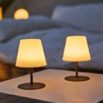 Confezione da 2 lampade da tavolo senza fili - LUMISKY - TWINS - H16 cm - Base in acciaio grigio - Bianco caldo e LED bianco - immagine 3