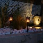 LUMI GARDEN Set di 2 mini torce solari Maity Sun - Effetto fiamma - LED - H 70 cm - Bianco caldo - immagine 2