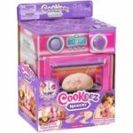 Pasticceria Rosa - MOOSE TOYS - COOKEEZ MAKERY - Forno interattivo, peluche profumato e accessori - immagine 4