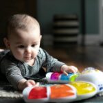 BABY EINSTEIN - Piano musical - Juguete de actividades con luces, música y sonajero, 3 modos - Multilingüe - immagine 5