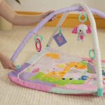 Alfombra de actividades plegable para bebé BRIGHT STARTS - Rosa jungla - Arco con juguetes sensoriales y musicales, espejo - immagine 4