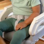 Asiento elevador plegable INGENUITY Deluxe gris, portátil con bandeja y correas incluidas - immagine 4