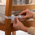 Asiento elevador plegable INGENUITY Deluxe gris, portátil con bandeja y correas incluidas - immagine 5