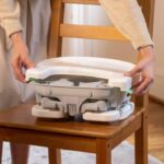 Asiento elevador plegable INGENUITY Deluxe gris, portátil con bandeja y correas incluidas - immagine 6