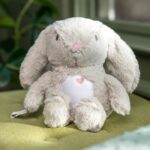 Luz de noche para bebé INGENUITY, conejito de peluche, Sylvie de peluche, responde al llanto del bebé, musical, luminosa, con ruido blanco y clip para chupete - immagine 4