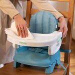 Asiento elevador plegable de lujo INGENUITY turquesa, portátil con bandeja y correas incluidas - immagine 5