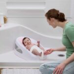 INGENUITY Asiento de baño antideslizante para niñas de 0 a 6 meses o 9 kg, asiento perforado para dejar fluir el agua, Rosa - immagine 3