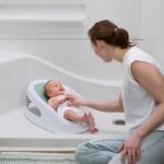 INGENUITY Asiento de baño antideslizante para niñas, de 0 a 6 meses o 9 kg, asiento perforado para dejar fluir el agua, Verde - immagine 2
