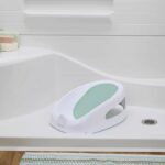 INGENUITY Asiento de baño antideslizante para niñas, de 0 a 6 meses o 9 kg, asiento perforado para dejar fluir el agua, Verde - immagine 3